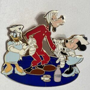 Rare Disney Pin Nurses Day 2007 LE 250 Minnie Goofy Daisy Medical Doctor Surgeon